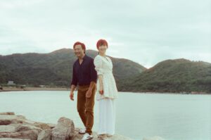 Catherine Chau Instagram - 感謝大家為Venus和Charles着緊，
睇到你哋嘅留言，
替導演 @bennylauwaihang 編劇 @judyact @yiccalau 擔心૮₍ᵔ⤙ᵔ ₎ა，
Post返幾張Venus同Charles嘅合照比大家，
好好懷緬吓，
唔好寄刀片呀，
可能有第三季呢૮ ˘͈ ᵕ˘͈ ა૮ ˘͈ᵕ ˘͈ ა
集氣૮₍ ˊᗜˋ₎ა
#反起跑線聯盟2
#其實我哋忍笑忍得好辛苦㗎
#多謝你哋鍾意呢個戲呀
📸 @hahahahaharrisss @mrz.final.v1_1_1_1.mov