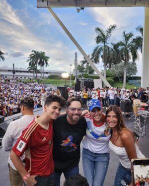 Catherine Fulop Instagram - Gran convocatoria por la defensa de la verdad en #Venezuela. Gracias a todos los asistentes, Miami te botaste. Los quiero.