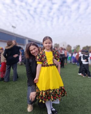 Catherine Mazoyer Instagram - Obviamente hay que publicar está fotos😜
Orgullosa de mis niños y su lindo baile en el colegio.
Bonus al final: nuestra primera cueca con Milan (los dos tenemos que tomar clases 😂, pero hay puro amor ahí ❤️)
@raul_ars2 ❤️