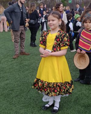 Catherine Mazoyer Instagram - Obviamente hay que publicar está fotos😜
Orgullosa de mis niños y su lindo baile en el colegio.
Bonus al final: nuestra primera cueca con Milan (los dos tenemos que tomar clases 😂, pero hay puro amor ahí ❤️)
@raul_ars2 ❤️