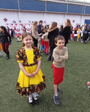Catherine Mazoyer Instagram - Obviamente hay que publicar está fotos😜
Orgullosa de mis niños y su lindo baile en el colegio.
Bonus al final: nuestra primera cueca con Milan (los dos tenemos que tomar clases 😂, pero hay puro amor ahí ❤️)
@raul_ars2 ❤️