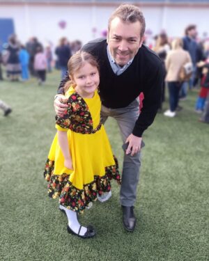 Catherine Mazoyer Instagram - Obviamente hay que publicar está fotos😜
Orgullosa de mis niños y su lindo baile en el colegio.
Bonus al final: nuestra primera cueca con Milan (los dos tenemos que tomar clases 😂, pero hay puro amor ahí ❤️)
@raul_ars2 ❤️
