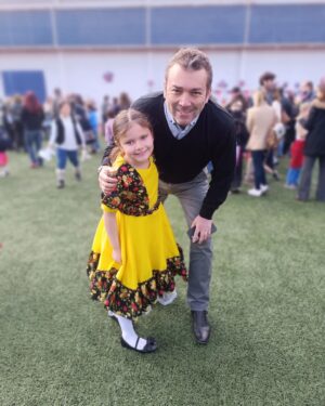 Catherine Mazoyer Instagram - Obviamente hay que publicar está fotos😜
Orgullosa de mis niños y su lindo baile en el colegio.
Bonus al final: nuestra primera cueca con Milan (los dos tenemos que tomar clases 😂, pero hay puro amor ahí ❤️)
@raul_ars2 ❤️