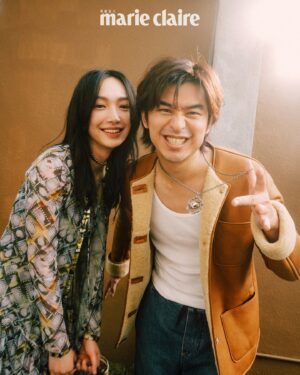 Cecilia Choi Instagram - #mcFilmEssay ✨陳柏霖Ｘ蔡思韵✨
關於愛，這個無數人終其一生追求的情感，步入不惑之年、但仍保有少年煙火氣的陳柏霖認為，「隨著年齡增長，從年輕時那種為愛瘋狂的激情，逐漸轉變為平淡穩定情感的追求。」

七月才剛晉升30歲俱樂部的蔡思韵則認知到「愛是無所不在，有多元面向和形狀色彩，無論是對親人、朋友還是工作，愛都是推動一切的力量。」他進一步分享曾看過一本書如此寫道，「愛，應該像是為所愛的人編織一件毛衣一樣，每一針每一線都富含著自己投入其中的深情關愛，但這也相通於任何人對待熱愛的人事物層面。」他透露，「現今理想的愛是自在且舒適、幸福，能細水長流。」他說，隨著年齡的增長，對於成功的定義反倒不像20世代那麼具體，而是更專注自我內心的快樂與成長，「最重要的是現在的我變得比以前有自信，更加認識自己，所以非常感恩與開心。也期待未來能夠繼續自在地生活，隨遇而安，把握好每一個當下與機會。」ENFJ主人公型人格的他笑說：「作為一名演員，演戲就好比一段旅程，讓我得以透過一個個劇本與角色，更加理解自己與世界。」

在八月也迎來生日的陳柏霖，談到出道20多年的演藝歷程中，學到的最重要的價值觀是平靜，「因為世界不可能為你一人變化轉動，所以要不斷地讓自己適應現下變幻莫測的環境，並保有好奇心的彈力。何況日子比起要去達成什麼目標，好好感受日常萬事萬物的一切，當下的選擇才是最重要的。」他補充，「未來的我沒有特別一定要突破什麼框架或標籤，只希望每一次的作品都能在這個世上找到屬於自己的觀眾，反而更具意義。」

當夕陽西下，陳柏霖和蔡思韵兩人的身影倒映在波光粼粼海面上，成為了跨越時空的見證者，找到了屬於自己的光，以及對生活的情調和對美好的憧憬。

♡ 陳柏霖Ｘ蔡思韵 ♡ 時光漫遊
THE TIMELESS ALLURE全文專訪
 ➠ https://mctw.io/6ek4f3

Talent／陳柏霖Bolin Chen @chenbolin 、蔡思韵Cecilia Choi @ceciliachoii
Photographer／Lily Chen @ililyyy
Creative Direction & Styling ／Kris Lin @beloveapril
Chief Feature Editor＆Text ／JuJu Chen @you.hapig　
Hair／Mia Chen（Bolin Chen）、Jeffery Yang @Coloriste Hair Styling （Cecilia Choi） 　
Makeup／Wang Ruoh Han（Bolin Chen）、Minnie Chao @minniechaooo（Cecilia Choi） 　
Video Director／Bo Jyun Chen @hakukin
Video Editor／Futing Chang @cheshire673
Dop／Ting Chyi Lee @sevenguns
AC／@kyulazylazy @iamthescott02　
Producer／Nelly Yang @nelly_yang_　
Styling Assistants／Hiu Ching、Irene　
Photo Assistants／Han Ching Chan、Yu Yuan Chen　
Wardrobe／CHANEL @chanelofficial

追蹤 @marieclairetw 時髦好玩的都在這

#marieclairetw #CHANEL #JuJu