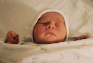 Celeste Cid Instagram - lo primero que conocimos con tu papá de vos fue una luz llegando en mitad de la noche, mientras dormíamos. ambos nos despertamos en el mismo momento. 
todo lo que siguió después fue seguir despertando.. 

gracias hijo por iluminarnos y alegrar el camino,

felices 20 @aluhorvilleur 🐣✨ 
te escribo desde el trabajo, 
seguro te estés despertando para ir a la facultad .. te amo, mami.
