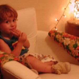 Celeste Cid Instagram - lo primero que conocimos con tu papá de vos fue una luz llegando en mitad de la noche, mientras dormíamos. ambos nos despertamos en el mismo momento. 
todo lo que siguió después fue seguir despertando.. 

gracias hijo por iluminarnos y alegrar el camino,

felices 20 @aluhorvilleur 🐣✨ 
te escribo desde el trabajo, 
seguro te estés despertando para ir a la facultad .. te amo, mami.