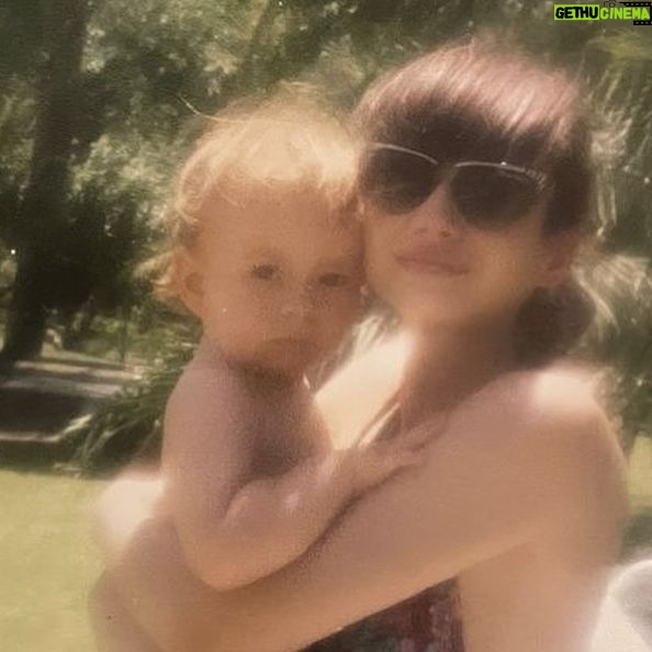 Celeste Cid - 3 Likes - lo primero que conocimos con tu papá de vos fue una luz llegando en mitad de la noche, mientras dormíamos. ambos nos despertamos en el mismo momento.
todo lo que siguió después fue seguir despertando..
gracias hijo por iluminarnos y alegrar el camino,
felices 20 @aluhorvilleur 🐣✨
te escribo desde el trabajo,
seguro te estés despertando para ir a la facultad .. te amo, mami.