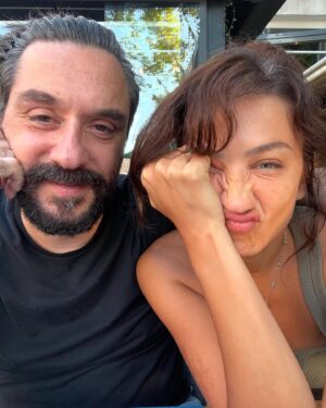 Ceren Benderlioğlu Instagram - Önce 1 taneydi dünyaya bedeldi (bu ben :)):): kendimi övemmm sonra bir de kendi gibi doğurdu ) CENNETLİKSİN KOCAM @emirbenderlioglu