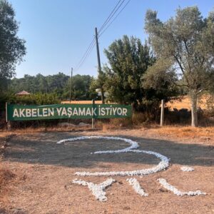 Ceren Moray Instagram - Fonda katliam yasası, yanımda harika insanlar, yolda mücadele derken pata küte geçti içimden yine @ekobelgesel . Galiba bu sezon nezaketi bir kenara bırakıp, olağanüstü bişey yaptığımız gerçeğini esas alacağım. Bırakın vursun geçsin sizi de bu yol, korkmayın “karanlık ay aman”lardan. Yol bazen yol olduğu bilgisiyle sadecedir de. Kirazlı köyündeki arkadaşlarıma selam, Ekim’de @blutv ‘de görüşürüz