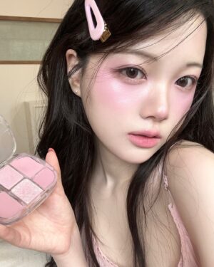 Chae Soo-ah Instagram - #광고 @wakemake_palette👀🫧
팔레트 하나로 완성하는 촉촉 라벤더 메이크업💜

웨이크메이크에서 올리브영 1등 팔레트 ’소프트 블러링 아이팔레트‘ 를 잇는 새로운 #소프트쉬어멀티팔레트 가 출시될 예정이에요! 

퐁신한 젤리 매트, 포슬포슬한 매트 밤, 투명 촉촉한 글로우밤까지
다양한 질감이 다 담겨있는 특별한 멀티 텍스쳐 팔레트🎨

제가 한 아이섀도우, 치크, 하이라이터,
그리고 물광 피부 표현까지 모두 3호 라벤더 플레저 멀티 팔레트 하나로 완성-!
눈이랑 하이라이터는 손으로 쓱쓱 매트밤 바르고
볼에는 촉촉하게 글로우밤 올려줬어요••♥ 
청초한 라벤더에 뮤트 핑크를 더한 톤이라 오묘해서 넘 매력적,,

수채화처럼 맑고 투명하게 스며드는 질감이라
특별한 스킬 없이도, 누구나 예쁘게 원톤 메이크업 가능한 멀티 팔레트🩷

멀티 팔레트는 이번주 8/21(수) 저녁 8시!
올리브영 라이브에서 선런칭 특가로 만나볼 수 있다고 하니 조금만 기다리기🤧

출시 전까지
@wakemake_palette 👈이 계정에서
개별 발색부터 할인 정보까지 모두 만나 볼 수 있으니
궁금한 사람은 요기 꼭 보시길٩(๑❛ᴗ❛๑)۶

#웨이크메이크 #소프트쉬어멀티팔레트 #멀티팔레트 #물먹메이크업 #웨이크메이크멀티팔레트 #올영팔레트 #웨이크메이크팔레트 #올영세일추천템 #웜톤팔레트 #쿨톤팔레트 #컬러는웨이크메이크 #wakemake
