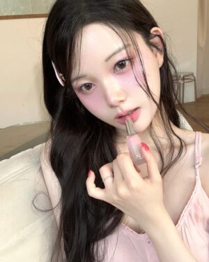 Chae Soo-ah Instagram - #광고 @wakemake_palette👀🫧
팔레트 하나로 완성하는 촉촉 라벤더 메이크업💜

웨이크메이크에서 올리브영 1등 팔레트 ’소프트 블러링 아이팔레트‘ 를 잇는 새로운 #소프트쉬어멀티팔레트 가 출시될 예정이에요! 

퐁신한 젤리 매트, 포슬포슬한 매트 밤, 투명 촉촉한 글로우밤까지
다양한 질감이 다 담겨있는 특별한 멀티 텍스쳐 팔레트🎨

제가 한 아이섀도우, 치크, 하이라이터,
그리고 물광 피부 표현까지 모두 3호 라벤더 플레저 멀티 팔레트 하나로 완성-!
눈이랑 하이라이터는 손으로 쓱쓱 매트밤 바르고
볼에는 촉촉하게 글로우밤 올려줬어요••♥ 
청초한 라벤더에 뮤트 핑크를 더한 톤이라 오묘해서 넘 매력적,,

수채화처럼 맑고 투명하게 스며드는 질감이라
특별한 스킬 없이도, 누구나 예쁘게 원톤 메이크업 가능한 멀티 팔레트🩷

멀티 팔레트는 이번주 8/21(수) 저녁 8시!
올리브영 라이브에서 선런칭 특가로 만나볼 수 있다고 하니 조금만 기다리기🤧

출시 전까지
@wakemake_palette 👈이 계정에서
개별 발색부터 할인 정보까지 모두 만나 볼 수 있으니
궁금한 사람은 요기 꼭 보시길٩(๑❛ᴗ❛๑)۶

#웨이크메이크 #소프트쉬어멀티팔레트 #멀티팔레트 #물먹메이크업 #웨이크메이크멀티팔레트 #올영팔레트 #웨이크메이크팔레트 #올영세일추천템 #웜톤팔레트 #쿨톤팔레트 #컬러는웨이크메이크 #wakemake