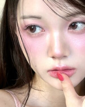 Chae Soo-ah Instagram - #광고 @wakemake_palette👀🫧
팔레트 하나로 완성하는 촉촉 라벤더 메이크업💜

웨이크메이크에서 올리브영 1등 팔레트 ’소프트 블러링 아이팔레트‘ 를 잇는 새로운 #소프트쉬어멀티팔레트 가 출시될 예정이에요! 

퐁신한 젤리 매트, 포슬포슬한 매트 밤, 투명 촉촉한 글로우밤까지
다양한 질감이 다 담겨있는 특별한 멀티 텍스쳐 팔레트🎨

제가 한 아이섀도우, 치크, 하이라이터,
그리고 물광 피부 표현까지 모두 3호 라벤더 플레저 멀티 팔레트 하나로 완성-!
눈이랑 하이라이터는 손으로 쓱쓱 매트밤 바르고
볼에는 촉촉하게 글로우밤 올려줬어요••♥ 
청초한 라벤더에 뮤트 핑크를 더한 톤이라 오묘해서 넘 매력적,,

수채화처럼 맑고 투명하게 스며드는 질감이라
특별한 스킬 없이도, 누구나 예쁘게 원톤 메이크업 가능한 멀티 팔레트🩷

멀티 팔레트는 이번주 8/21(수) 저녁 8시!
올리브영 라이브에서 선런칭 특가로 만나볼 수 있다고 하니 조금만 기다리기🤧

출시 전까지
@wakemake_palette 👈이 계정에서
개별 발색부터 할인 정보까지 모두 만나 볼 수 있으니
궁금한 사람은 요기 꼭 보시길٩(๑❛ᴗ❛๑)۶

#웨이크메이크 #소프트쉬어멀티팔레트 #멀티팔레트 #물먹메이크업 #웨이크메이크멀티팔레트 #올영팔레트 #웨이크메이크팔레트 #올영세일추천템 #웜톤팔레트 #쿨톤팔레트 #컬러는웨이크메이크 #wakemake
