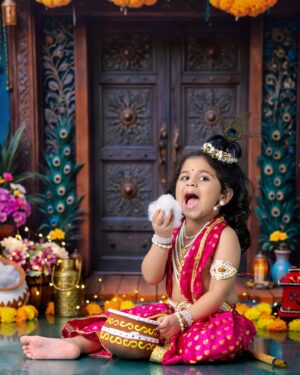 Chaitra Rai Instagram - ವಸುದೇವ ಸುತಂ ದೇವಂ ಕಂಸ ಚಾರೂಣ ಮರ್ದನಂ
ದೇವಕಿ ಪರಮಾನಂದಂ ಕೃಷ್ಣಂ ವಂದೇ ಜಗದ್ಗುರುಂ.. ಸರ್ವರಿಗೂ  ಶ್ರೀಕೃಷ್ಣ ಜನ್ಮಾಷ್ಟಮಿ ಶುಭಾಶಯಗಳು 🙏🏻 

జై శ్రీ కృష్ణ, జై శ్రీ రాధే. కృష్ణ జన్మాష్టమి శుభాకాంక్షలు 🙏🏻

📸 : @tirokiddography 

#krishnaneebeganebaaro #shrikrishnajanmashtami #krishna #jaishreekrishna #janmashtami #krishnalove #janmashtamispecial #happyjanmashtami #costume
#radhekrishna #festival #photoshoot #kidsphotography #babyphotography #share ##janmashtamispecial #janmashtamidecoration #thankful #nishka #nishkashetty #chaithrarai17