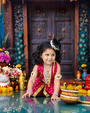 Chaitra Rai Instagram - ವಸುದೇವ ಸುತಂ ದೇವಂ ಕಂಸ ಚಾರೂಣ ಮರ್ದನಂ
ದೇವಕಿ ಪರಮಾನಂದಂ ಕೃಷ್ಣಂ ವಂದೇ ಜಗದ್ಗುರುಂ.. ಸರ್ವರಿಗೂ  ಶ್ರೀಕೃಷ್ಣ ಜನ್ಮಾಷ್ಟಮಿ ಶುಭಾಶಯಗಳು 🙏🏻 

జై శ్రీ కృష్ణ, జై శ్రీ రాధే. కృష్ణ జన్మాష్టమి శుభాకాంక్షలు 🙏🏻

📸 : @tirokiddography 

#krishnaneebeganebaaro #shrikrishnajanmashtami #krishna #jaishreekrishna #janmashtami #krishnalove #janmashtamispecial #happyjanmashtami #costume
#radhekrishna #festival #photoshoot #kidsphotography #babyphotography #share ##janmashtamispecial #janmashtamidecoration #thankful #nishka #nishkashetty #chaithrarai17