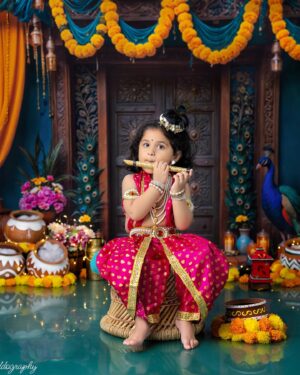 Chaitra Rai Instagram - ವಸುದೇವ ಸುತಂ ದೇವಂ ಕಂಸ ಚಾರೂಣ ಮರ್ದನಂ
ದೇವಕಿ ಪರಮಾನಂದಂ ಕೃಷ್ಣಂ ವಂದೇ ಜಗದ್ಗುರುಂ.. ಸರ್ವರಿಗೂ  ಶ್ರೀಕೃಷ್ಣ ಜನ್ಮಾಷ್ಟಮಿ ಶುಭಾಶಯಗಳು 🙏🏻 

జై శ్రీ కృష్ణ, జై శ్రీ రాధే. కృష్ణ జన్మాష్టమి శుభాకాంక్షలు 🙏🏻

📸 : @tirokiddography 

#krishnaneebeganebaaro #shrikrishnajanmashtami #krishna #jaishreekrishna #janmashtami #krishnalove #janmashtamispecial #happyjanmashtami #costume
#radhekrishna #festival #photoshoot #kidsphotography #babyphotography #share ##janmashtamispecial #janmashtamidecoration #thankful #nishka #nishkashetty #chaithrarai17