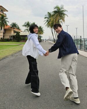 Chantalle Ng Instagram - so much has changed over the last five years
and im still holding ur hand
this proves that
.
.
.
.
.
.
.
.
.
.
.
we don't hate each other

🥸

#HopeAfloat
#MediacorpHopeAfloat
#浴水重生