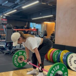 Charlene Choi Instagram - 雖然仍然討厭做運動

但係運動已經入侵咗我嘅生活

既然避唔開

咁就

既來之則安之

將佢變成習慣 🤷🏻‍♀️

#繼續食好嘢 😝
