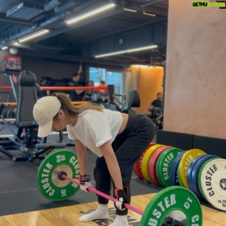 Charlene Choi - 22.5K Likes - 雖然仍然討厭做運動
但係運動已經入侵咗我嘅生活
既然避唔開
咁就
既來之則安之
將佢變成習慣 🤷🏻♀️
#繼續食好嘢 😝