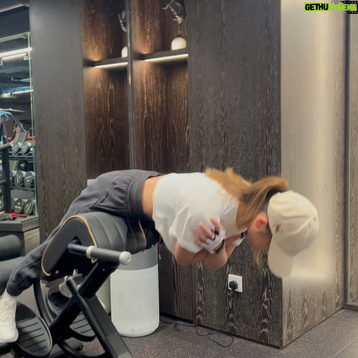Charlene Choi - 22.5K Likes - 雖然仍然討厭做運動
但係運動已經入侵咗我嘅生活
既然避唔開
咁就
既來之則安之
將佢變成習慣 🤷🏻♀️
#繼續食好嘢 😝
