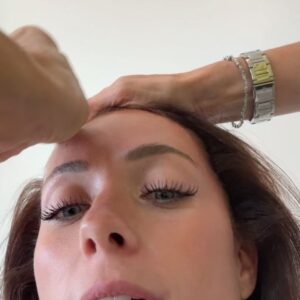 Charlotte Bobb Instagram - dump de mes premières photos en brune : 
1. Faire la belle 
2. Faire la folle 
3. Moun retire les traces sur mon front 😭 
4. Dormir en brune 
5. Uriner et se rendre compte que t’es brune : immortaliser le moment au 🚽 
6. Faire la belle avec un peu de traces sur le front 😂
7. J’en avais complètement rien à faire des traces sur mon front partie 9
8. J’en reviens pas d’avoir eu le courage 😅 
9. Lendemain de soirée en brune 
10. Rire 
11. Salle de bain en brune 
12. Gl de bois 🙂 
13. La même que la 1. Biz

Votre numéro pref du coup ? 😂