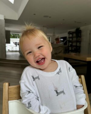 Charlotte Crosby Instagram - Always smiling when getting nanny kisses 😍🤍
My most beautiful girl in the world 🌍 what did we do to deserve you my Alba jeanies 👧🏼🥲
