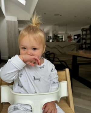 Charlotte Crosby Instagram - Always smiling when getting nanny kisses 😍🤍
My most beautiful girl in the world 🌍 what did we do to deserve you my Alba jeanies 👧🏼🥲