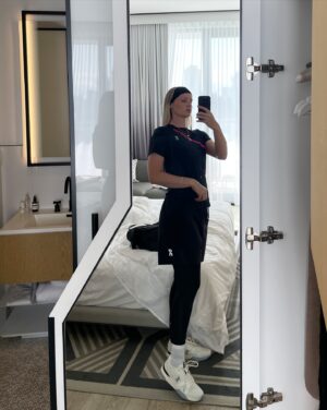 Charlotte Day Wilson Instagram - Me & sports rly just go together .. what do yall do to keep yourselves sane & grounded?? I love that we all have our THINGS. 

Thx to @on fam for bringing me out. 🎾🤍