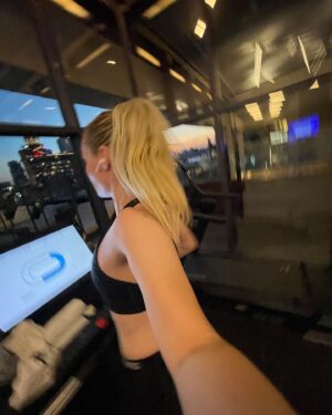 Charlotte Day Wilson Instagram - Me & sports rly just go together .. what do yall do to keep yourselves sane & grounded?? I love that we all have our THINGS. 

Thx to @on fam for bringing me out. 🎾🤍