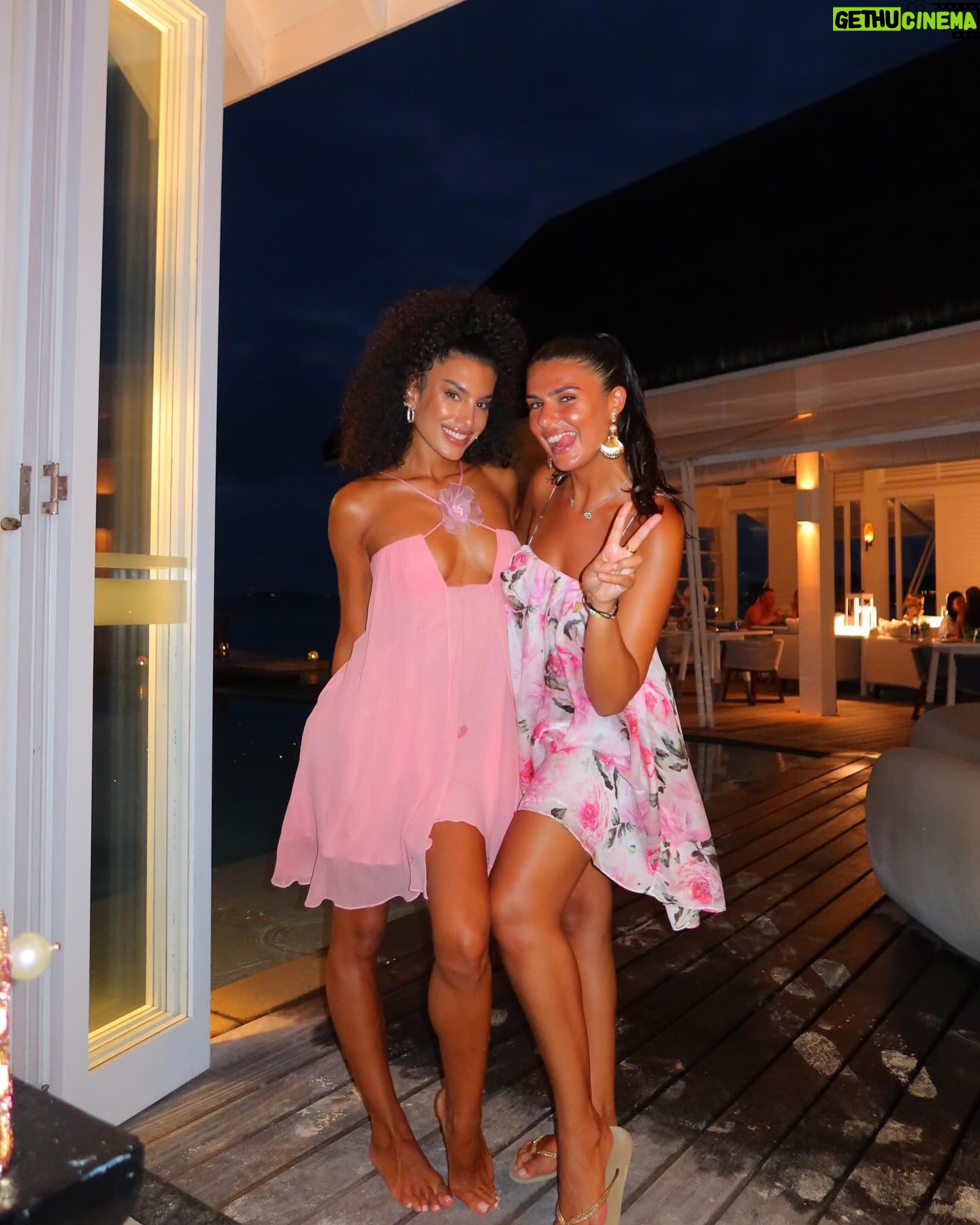 Charlotte Mint - 5.9K Likes - Bye-bye August, Hello Septembre !
J’ai bien profité du soleil & des cocotiers maintenant place à ma News Life sous la grisaille parisienne 😭 mais tellement contente 🙏🙏🙏 bonne rentrée les amies 💕🩷✨🌸 #DumpAugust #maldives #doha