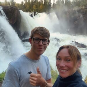 Charlotte Perrelli Instagram - 50 meter brett med 14 meters fallhöjd. Ristafallet är ett av Sveriges vackraste vattenfall. När Astrid Lindgrens Ronja Rövardotter spelades in 1984 fick Ristafallet representera det dånande Glupafallet. Nedströms fallet spelades scenen in där Birk och Ronja räddar sig fast i en björk och till slut tar sig in till strandkanten igen. Detta ligger precis innan Åre… idag passade jag och Alessio på att ta oss en trip dit. Mäktigt!!! @alessioperrelli