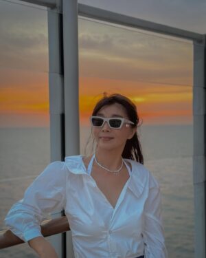 Chen Xiuhuan Instagram - 🤎No stress. Just weekend vibes.🤎
👗 @mannequeensg 
👡 @crocs.sg 
#weekend
#friday 
#tgif
#chenxiuhuan
#陈秀环