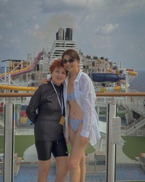 Chen Xiuhuan Instagram - 时光匆匆，珍惜陪伴。
Having a whale of a time with mum. 🐳✨

*Mum looks like an Olympic gold medal Champion! 🏅🏅🏅
#cruise
#mum 
#motheranddaughter 
#chenxiuhuan
#陈秀环
