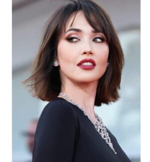 Chiara Francini Instagram - Premio Imaie 
Grazie
Per me #venezia81 e per la nostra produzione, la Nemesis, è stata l’edizione del cuore e della vita

Coppia aperta quasi spalancata, il nostro primo film, ha aperto le Giornate degli Autori e si chiude con questo mio premio

Coppia aperta quasi spalancata è al cinema

Grazie alle @giornatedegliautori a Gaia Furrer e a Giorgio Gosetti per averci accolto

Grazie alla famiglia di I Wonder, al suo condottiero, Andrea Romeo❤️ a Emanuela Ceddia, Benedetta Caponi, Giulia Moretti, Dario Bonazzelli, Andrea Console, Nicoletta De Vecchi, Morena Brunetti, Monica Ghisleri, Alessandro Diele e Ana
Straordinari

A Raicinema

Grazie a Verdiana Vitti. Guidami la vita.

A Giulia Martinez, comandami. A Arianna

Al mio @zosozeppelin 

Ad Alessandro Federico, a mia mamma ormai musa inconsapevole dei critici, con incrociatino e le ciabattine. A Pudyboy
A Sara, Efrem, Chloe, Daniele, Carlo e Renata

A Mario Sesti, Andrea Sanguigni, a Giovanna Mori, a Giulia Tagliavia, Irene Vecchio, Danilo Romancino, a Nina Valentini, Piero Giordi, Andrea Mennella , Diego Romero, Clarissa Cappellani a Caterina Calabró, Carmelo Leonardi e naturalmente a Federica Di Giacomo.

A Rita Nobile A Gioia Levi
A Alessandro Gabriele

A Mario Paloschi e a Ballandi. A Dimitri Cocciuti. A M Bocancea

A Franca Rame, alla donna, all’artista. 
A Mattea Fo

Grazie a tutti gli esseri umani che hanno partecipato, ai poliamorosi, ai monogami, ai decisi e a quelli che scricchiolano, ai giovani, agli sfrontati, alle femministe e alle femmine, ai padri, alle madri, ai figli, agli amati e agli amanti, ai traditi, agli ingrati e alle idee che sempre rifuggano dalle ideologie. Alla vita. All’amore.
Ad Alessio

Grazie ai miei. A Fredrik Lundqvist, Fabio Morgan, Pierfrancesco Pisani, a Simona Centi. Perché entrando in una stanza bisogna dire sempre e solo una cosa. 
Urlatela. Vi sento.

TOUR prox date

ROVIGO 8 SET h 19 Cinema Duomo 

9 SET RIMINI h 20.30 Le Befane 
RICCIONE h 21 Cinepalace 

Grazie @tizianarocca 

Styling: @andrea.mennella 
Dress: @alessandrovigilante 
Jewels: @crivelliofficial 
Shoes: @casadeiofficial 
Make up: @donnaveleno 
Hair: Piero Giordi @minetteroma
