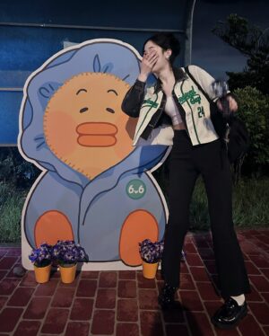 Chien Hung Instagram - // 
Wuli 泰民尼就是adorable到不行啊啊啊啊
努力講了好多中文 我整個嘴角下不來 🥰

現場版的I‘m Crying忍不住落淚 🥹
入坑曲move喊到差點沒聲音
Heaven雞皮疙瘩一直起來 是天使降臨嗎？？
啊啊啊想講的歌太多了
（（也好想聽Slave現場版 

因為下雨泰民尼問大家「Do u have umbrella？」
我：「有！」
泰民尼：「No？come with me , I take u home 」
也是我：「我沒帶傘！」

Talking時講「你現在收看的是！」
我差點接圭賢 整個錯亂哈哈哈哈

安可曲一臉adorable的問我們唱什麼
我真的要瘋掉哈哈哈

廢人症正式開始 
#一結束就來報備自拍好棒🫧 🥰
#吃可愛長大的✨