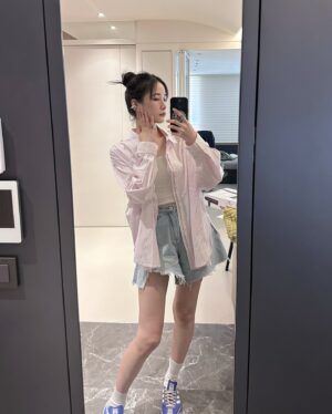 Chien Hung Instagram - //
來發一些最近的照片 💕

P1 #千175ootd 
P2-3 
哥哥生日吃人和園 😆
雖然草莓不是當季水果但wuli晴喜歡
所以還是買草莓千層派 🧡
#四格圖的右上是他成功用筷子吃飯 ✨
#我哥只有這張有笑  拍照自動尷尬臉哈哈
#右下站挺挺給乾爹整理 🫶🏻
#離開時還哭了哈哈哈哈不想離開姑姑 

P4.這次吃晶華軒被這兩道療癒到 好吃到不行🤤
P5.朋友慶生吃AB house  這張好看哈哈哈

P6-7
淨淳現場演唱就是讚！！
有演出真的不要錯過🖐🏻

P8 Q之娘娘來上直播 🇹🇭💕
P9 同學居然都沒聽過蓋酷家族 🥹
P10 我買一送一都這樣囤貨 🍦
