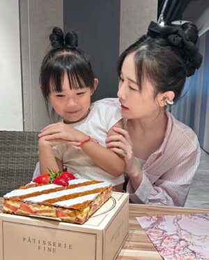 Chien Hung Instagram - //
來發一些最近的照片 💕

P1 #千175ootd 
P2-3 
哥哥生日吃人和園 😆
雖然草莓不是當季水果但wuli晴喜歡
所以還是買草莓千層派 🧡
#四格圖的右上是他成功用筷子吃飯 ✨
#我哥只有這張有笑  拍照自動尷尬臉哈哈
#右下站挺挺給乾爹整理 🫶🏻
#離開時還哭了哈哈哈哈不想離開姑姑 

P4.這次吃晶華軒被這兩道療癒到 好吃到不行🤤
P5.朋友慶生吃AB house  這張好看哈哈哈

P6-7
淨淳現場演唱就是讚！！
有演出真的不要錯過🖐🏻

P8 Q之娘娘來上直播 🇹🇭💕
P9 同學居然都沒聽過蓋酷家族 🥹
P10 我買一送一都這樣囤貨 🍦