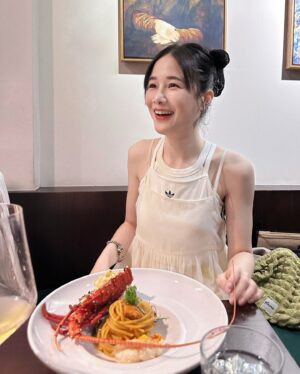 Chien Hung Instagram - //
來發一些最近的照片 💕

P1 #千175ootd 
P2-3 
哥哥生日吃人和園 😆
雖然草莓不是當季水果但wuli晴喜歡
所以還是買草莓千層派 🧡
#四格圖的右上是他成功用筷子吃飯 ✨
#我哥只有這張有笑  拍照自動尷尬臉哈哈
#右下站挺挺給乾爹整理 🫶🏻
#離開時還哭了哈哈哈哈不想離開姑姑 

P4.這次吃晶華軒被這兩道療癒到 好吃到不行🤤
P5.朋友慶生吃AB house  這張好看哈哈哈

P6-7
淨淳現場演唱就是讚！！
有演出真的不要錯過🖐🏻

P8 Q之娘娘來上直播 🇹🇭💕
P9 同學居然都沒聽過蓋酷家族 🥹
P10 我買一送一都這樣囤貨 🍦