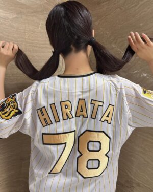 Chihiro Kawakami Instagram - 🏆🥇

わたしの阪神タイガース
チャンピオンユニ🐯!!

背番号は78にしました
大好きな平田勝男ヘッドコーチ☺️✨

優勝時のビールかけで印象的だった「おつかれ生です」を後世に語り継げるように78にしました！大切に着ます🙂‍↕️

ゴールドがキンキラキンで美しい…!!!

#阪神タイガース #チャンピオンユニ 
#TORACO #甲子園グルメ大使 #甲子園
#やっと届いて嬉しい