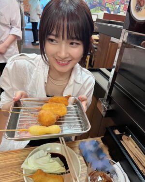 Chisaki Morito Instagram - *
 
 

奇跡的にボブに見える写真が撮れました📸笑
 
 

トークイベント前に大阪観光したよ！！！！！！
久しぶりの大阪でのイベントだったので観光客らしくちゃんとグリコのところみにいって、串カツ食べて満喫しました☺️
　
　

　　
　
　
#グリコサイン 
#glicosign 
#osaka🇯🇵 
#大阪観光 
#串かつ 
#2回も食べちゃった