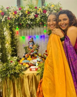 Chitrashi Rawat Instagram - Ganpati Bappa Morya 🌸

.
.
P.S : Maa ki saree aur sasu maa ka blouse ♥️