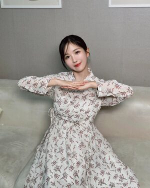 Cho Hyun-young Instagram - 풍성한 한가위 보내세요🌕🌕
송편은 사서 드세요!😂😂