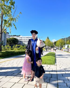Choi Hee Instagram - 이제 #졸업식 은 너희 꺼만 가자^^
이게 내 졸업식인지 극기훈련인지^^

제가 어제 운 사진 #관종 처럼 올렸다가 ㅋㅋㅋ
막 기사나고.. 
오늘 저 만나는 사람마다
왜 운거냐 너무 궁금하다고 ㅋㅋㅋ

별거 아닌데 아주 겹겹이 쌓인 설움(?)과 자괴감이
아주 유치한 이유로 폭발한건데
글로 쓰면 설명이 안돼
얼른 브이로그 편집갑니다…

만나는 사람마다 물어서 ㅋㅋㅋㅋ
빨리 올려야겠어요 ㅋㅋㅋㅋㅋㅋ

아가씨때 시작한 석사,
복이 임신해 프로포절까지 하고
애 둘키우며 너무 힘들어 그만둘까 하다가
#결자해지 내가 시작한 일 내가 마무리 짓자는 생각으로
끝까지 어찌어찌 완주…. 

이렇게 하나 클리어…

#석사졸업식