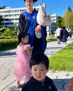 Choi Hee Instagram - 이제 #졸업식 은 너희 꺼만 가자^^
이게 내 졸업식인지 극기훈련인지^^

제가 어제 운 사진 #관종 처럼 올렸다가 ㅋㅋㅋ
막 기사나고.. 
오늘 저 만나는 사람마다
왜 운거냐 너무 궁금하다고 ㅋㅋㅋ

별거 아닌데 아주 겹겹이 쌓인 설움(?)과 자괴감이
아주 유치한 이유로 폭발한건데
글로 쓰면 설명이 안돼
얼른 브이로그 편집갑니다…

만나는 사람마다 물어서 ㅋㅋㅋㅋ
빨리 올려야겠어요 ㅋㅋㅋㅋㅋㅋ

아가씨때 시작한 석사,
복이 임신해 프로포절까지 하고
애 둘키우며 너무 힘들어 그만둘까 하다가
#결자해지 내가 시작한 일 내가 마무리 짓자는 생각으로
끝까지 어찌어찌 완주…. 

이렇게 하나 클리어…

#석사졸업식