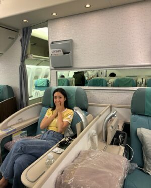 Choi Hee Instagram - 굿모닝! 저도 한국에 잘 도착했어요✈️

저 엄청 럭키비키한 경험했어요 ㅎㅎ
비지니스를 끊었는데 퍼스트 클래스 자리로 바뀐거예요.

이런 적은 처음이거든요 
뽑기하나 이벤트하나 뭐 당첨 되본적도 없는데 
승무원님께 이유를 물어보니

1. 대한항공 많이 이용한 고객 기준이 되기도
2. 비행기표를 비싸게 구매한 순서가 기준이 되기도 한대요.

2번 기준이면 다른 분들보다 비싸게 표 산거라 
눈치작전 대 실패긴 하지만 ㅋㅋㅋ

1번이라고 생각하며 럭키비키 ☘️

다시 일상복귀, 또 현생 열심히 살아봅시다! 모두 파이팅🔥

오늘 오전 10시 닥터랩노쉬 애사비로 만나요😍