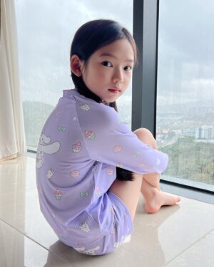 Choi So-yul Instagram - #협찬 @delightpoolofficial 

호캉스에서 함께한 💜🤍
DELIGHTPOOL X Cinnamoroll Collaboration 💕

소율이의 최애 시나모롤과 연보라의 조합은 말모 💜💜
그래픽도 넘 앙증맞고 귀여운데 트랜디하기까지하다니 🤍

#딜라잇풀 #delightpool #여아수영복 #키즈수영복 #시나모롤래쉬가드 #산리오 #시나모롤 #키즈래쉬가드 #호캉스 #반얀트리클럽앤스파