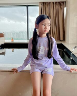 Choi So-yul Instagram - #협찬 @delightpoolofficial 

호캉스에서 함께한 💜🤍
DELIGHTPOOL X Cinnamoroll Collaboration 💕

소율이의 최애 시나모롤과 연보라의 조합은 말모 💜💜
그래픽도 넘 앙증맞고 귀여운데 트랜디하기까지하다니 🤍

#딜라잇풀 #delightpool #여아수영복 #키즈수영복 #시나모롤래쉬가드 #산리오 #시나모롤 #키즈래쉬가드 #호캉스 #반얀트리클럽앤스파