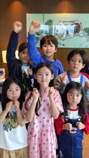 Choi So-yul Instagram - 냥🐾 Kenzo kids,

#제품증정 

📢 겐조키즈의 24FW 맞이할 준비되셨나여 📢

여름과 가을사이🍂

반얀트리에서 럭키비키했던 마지막 여름을 그리고 가을의 시작을 함께했어요

강렬한 프린트와 화려한 색상이 늘 돋보이는 겐조키즈♥️

1980년대의 파리지앵 꾸뛰르, 아메리칸 빈티지 
그리고
겐조 타카다의 상징적인 플라워 문양을 재치있게 표현한 컬렉션🖤

상징적인 타이거 모티프와 로고 사용으로 
생동감 넘치는 겐조키즈룩이되었어요,

아주 이번 겐조키즈의 가을은 말 그대로 박박❗️❗️

알잘딸깔센하게 가을준비 go〰️🖤

반얀트리 오아시스 웰컴센터에서는 
겐조 키즈 제품을 직접 보고 구매할 수 있는 브랜드 존 운영중이래요💙

📍운영시간 : (얼리서머 /레이트서머 ) 11:00 - 19:00
 / (핫서머) 10:00 - 21:00
✔️평일 : 반얀 멤버십 회원 및 가족   반얀 투숙객
✔️주말 : 반얀 멤버십 회원 및 가족   투숙객   풀파티 이용객

📍 50만원 이상 구매 시 보냉백 증정 [ 백화점 동일 혜택 ]
📍 현장에서 제품에 노란 스티커 붙여진 제품은 30%
 빨간 스티커 붙여진 제품은 40% 할인율 적용
📍 신규 고객 등록 시, 선물과 함께 추후 매장에서 사용할 수 있는 
  10% 웰컴 쿠폰 제공 [ 결제 시 자동적용 ] 

🏷️겐조키즈 @kenzokids_official @banyantree_seoul 

 #겐조키즈 #KENZOKIDS #키즈선물추천 #키즈옷 #아동복추천 #키즈브랜드 #키즈브랜드추천 #반얀트리서울 #반얀트리클럽앤스파 #반얀트리오아시스 #반얀트리객실 #명품아동복 #키즈모델 #가족호캉스 #겐조키즈반팔티 #겐조키즈티셔츠 #겐조키즈티 #겐조키즈반팔 #겐조키즈모자 #키즈모델 #키즈인플루언서 #키즈릴스 #릴스댄스 #릴스챌린지