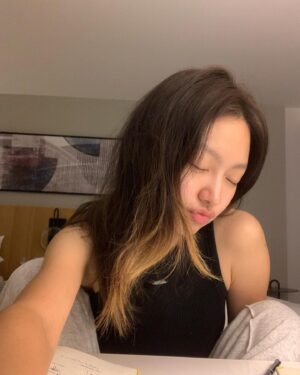 Choi Yu-hwa Instagram - 2023휴가때. 2024년 올해 휴가때는 바다모래로 어싱하고싶다. 잘 놀기 위하여 지금은 주어진 일에 최선을 꺄