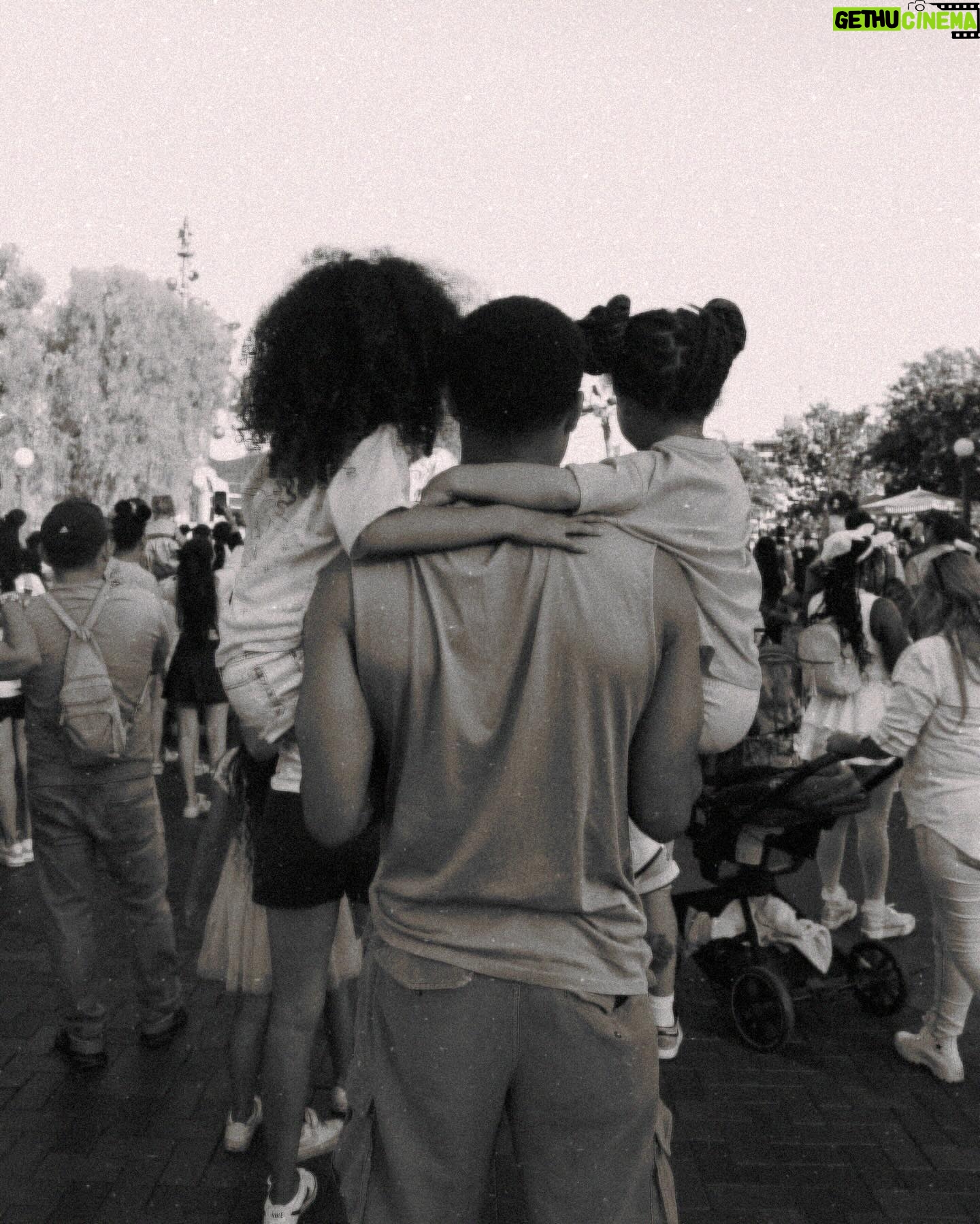 Christina Vidal - 3.3K Likes - Disneyland Shenanigans 🏰
#Disneyland