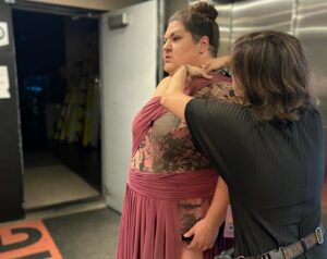 Christine Morency Instagram - Quelle soirée! 🔥 

J’en reviens pas encore de la magie qu’il y a eu ce soir-là. Vous étiez EN FEU! 

J’ai failli brailler dans les 15 premières secondes tellement l’accueil était touchant! 

CR*SS que je vous aime! 

Pierre en a mangé toute une pis ça, c’était un de mes plus grands rêves! ✅ 😂❤️

Merci à mes ami.es, mes collègues, pour les nombreux fous rires!

Et merci mon Pipi d’amour d’avoir été si bon joueur 🫶

Ceci dit, le succès de ce show-là c’est aussi beaucoup grâce à un paquet de monde derrière l’écran! 

Un ÉNORME merci à :

Étienne Marcoux, Virginie Chauvette, Yan Bilodeau et Justine Philie pour l’aide avec les DÉLICIEUSES blagues!

Sophie Manzerolle pour ma face.
Dannie pour ma coiffe et le magasinage d’urgence!

Nadia, ma gérante, pour toute. Tout le temps. #RedBullJaunePourSurvivre

Mathieu Caron pour l’incroyable création. C’est tellement doux de savoir que des designer comme toi ont pas peur de faire du linge sexy pour des femmes qui ont mon casting! 💃

Toute l’équipe du @comediha pour l’organisation, les conseils et la confiance! 💜💛💜

J’ai hâte que vous puissiez écouter tout ça, ce printemps, sur tva! 🥳